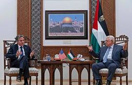 El secretario de Estado estadounidense,  Antony Blinken (i} junto con el presidente palestino, Mahmud Abbas, durante una reunión en Ramallah, Territorios Palestinos. (Photo by Alex Brandon / POOL / AFP)