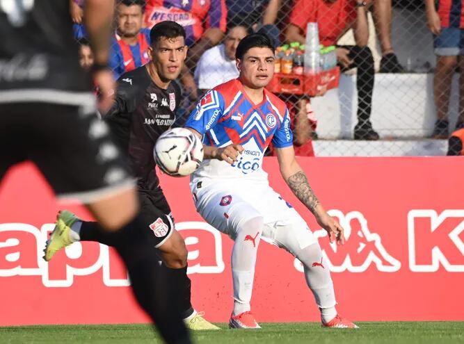 Claudio Aquino (d), jugador de Cerro Porteño, en el partido contra General Caballero de Juan León Mallorquín por la octava fecha del torneo Apertura 2023 del fútbol paraguayo.