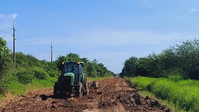 Los propios ganaderos sacan su maquinaria para reparar los caminos, ante la ausencia de las autoridades y el conflicto político de la Gobernación.