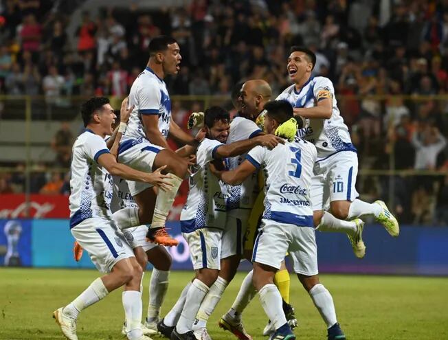 Festejo de los jugadores de Ameliano después de lograr la Copa Paraguay