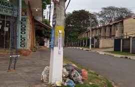 La basura se acumula en cada esquina de la avenida Carretera de López