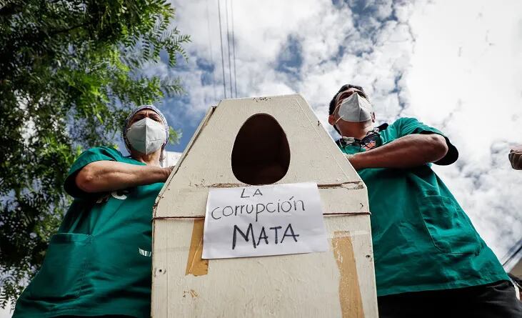 Médicos protestan con ataúdes simbólicos con el mensaje "La corrupción mata", durante unas protestas para denunciar la falta de medicamentos y recursos para combatir el covid-19, hoy, frente al Hospital de Clínicas en San Lorenzo (Paraguay).