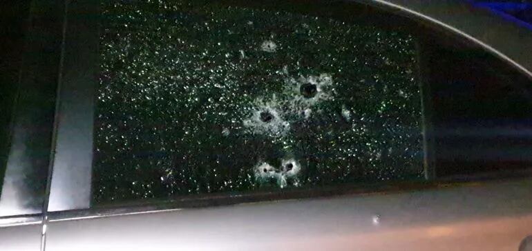 El automóvil del joven quedó con varios impactos de balas en los vidrios y chapería.