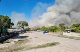 El fuego iniciado en el pantanal lado brasileño ocasionó intensas humaredas en la comunidad de Bahía Negra, en la otra orilla del río Paraguay. Por de pronto el fuego se aleja de nuestro territorio.