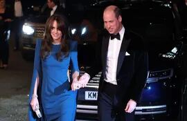 Los príncipes de Gales, Kate y William llegan para el Royal Variety Performance en el Royal Albert Hall de Londres.