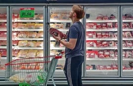 Un comprador recorre un supermercado en Curitiba, Brasil. El gigante sudamericano experimentó en 2022 un crecimiento económico de 2,9% según datos oficiales y en línea con las tendencias calculadas por entidades privadas. (AFP)
