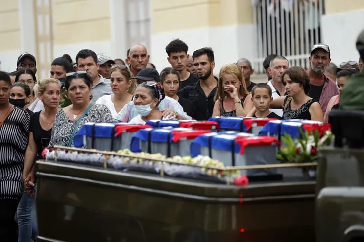 Homenaje a los bomberos y personas fallecidas en el incendio de la base de supertanqueros de Matanzas (Cuba).