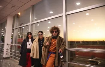 Paula Rodríguez, Jennifer Hicks y Miguel Narváez en el aeropuerto antes de emprender el viaje rumbo a Japón.