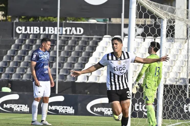 Lorenzo Melgarejo en pleno festejo de uno de los goles de Libertad ante Guaireña
