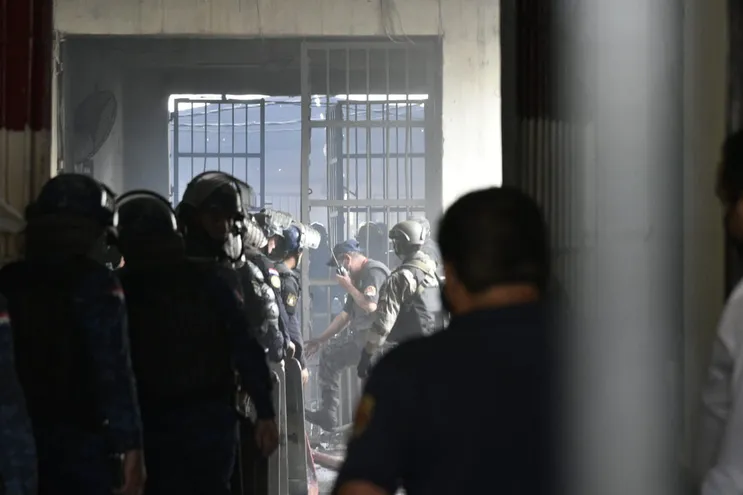 Policías antidisturbios en la penitenciaría de Tacumbú, este martes.