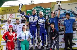 Los pilotos y co-pilotos que subieron al podio en el Rally de Caaguazú 2022.