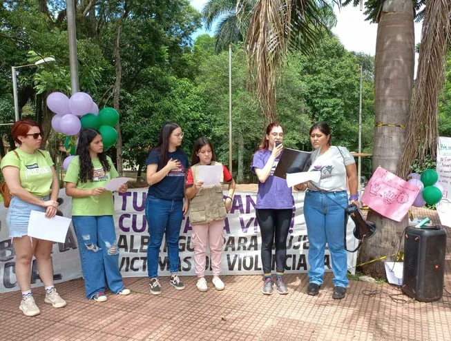 Las activistas leyeron un pronunciamiento en el acto simbólico de 25N en Ciudad del Este.