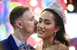 Miss Trans Tailandia 2023 Paulie Nataya Paomephan (derecha) y su compañera Dana Haram (izq.) posan para fotografías durante una ceremonia para casar extraoficialmente a parejas LGBTQ el día de San Valentín en Bangkok el 14 de febrero de 2024.