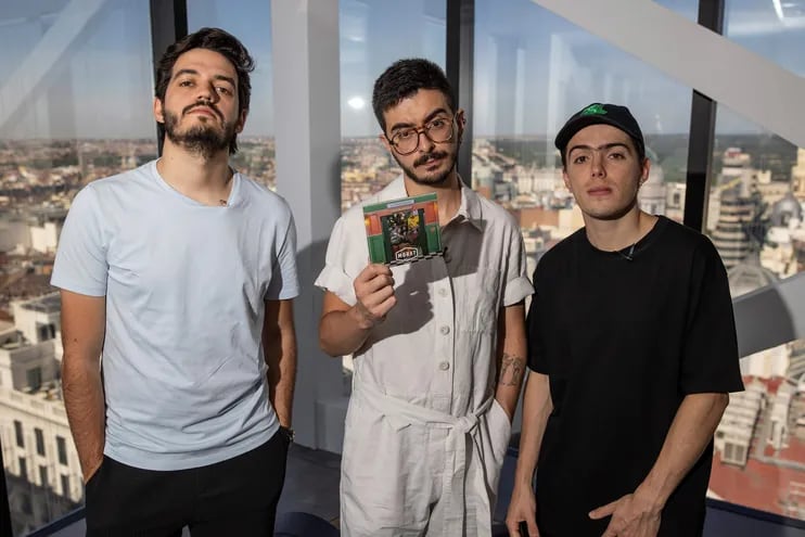 Los miembros del grupo colombiano Morat, Juan Pablo Villamil, Simón Vargas y Martín Vargas, exhiben la portada de su nuevo disco, que mañana llegará a las plataformas digitales.