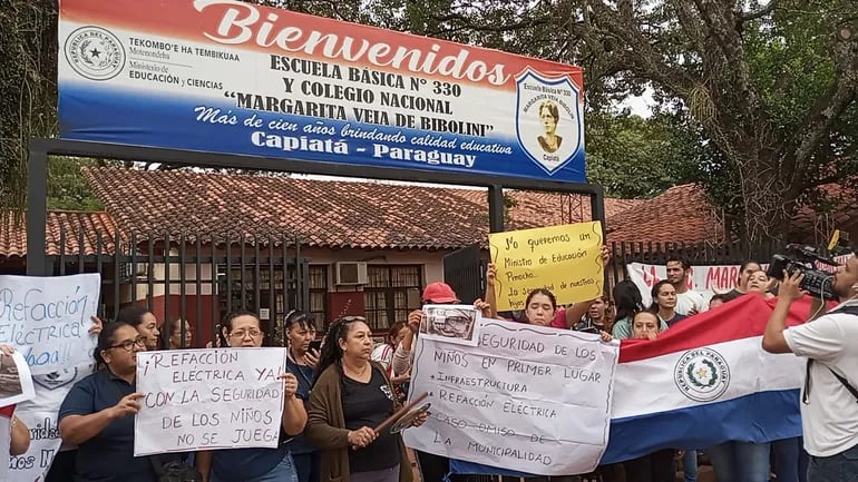 Padres de la escuela Margarita Veía De Biboloni se manifestaron para pedir el cambio de el sistema eléctrico de la escuela.