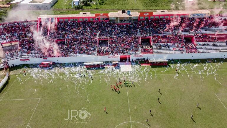 Fiesta en las gradas del estadio Municipal de Carapeguá, donde se dio el triunfo “Potro”.  (Foto: Juan Ramírez)