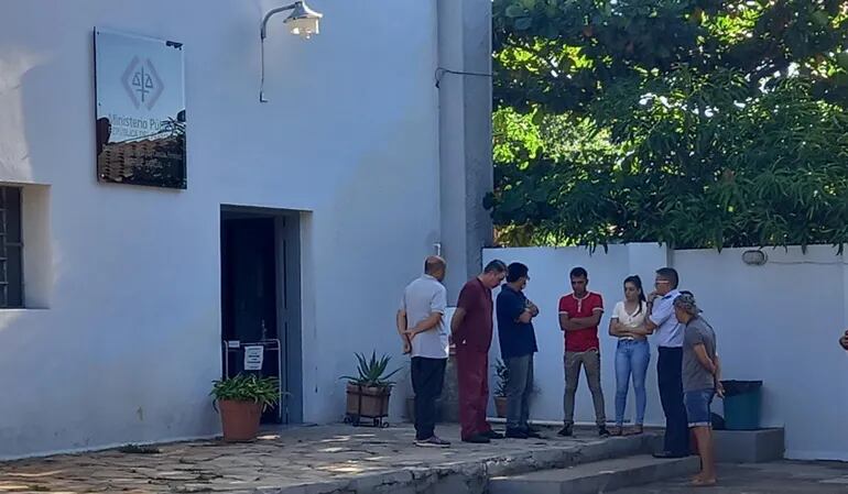 Los familiares del militar asesinado Líder Javier Ríos (27) aguardan el resultado de la autopsia en las afueras de la Morgue Judicial en Asunción.