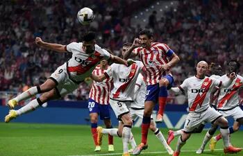 Radamel Falcao, del Rayo Vallecano, salta y cabecea el balón anticipándose al capitán del Atlético Madrid, Stefan Savic.