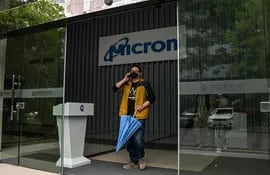 Edificio del mayor fabricante estadounidense de semiconductores Micron ubicado en Shanghai, China.  (AFP)