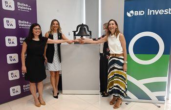 Edna Armendaris, Viviana Trociuk, María Celsa Aquino y Cristina Cano durante el toque de campana por la igualdad de género, en la Bolsa de Valores de Asunción.