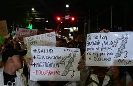 Con creativas pancartas en contra del Gobierno, estudiantes cerraron la avenida Mariscal López el martes.