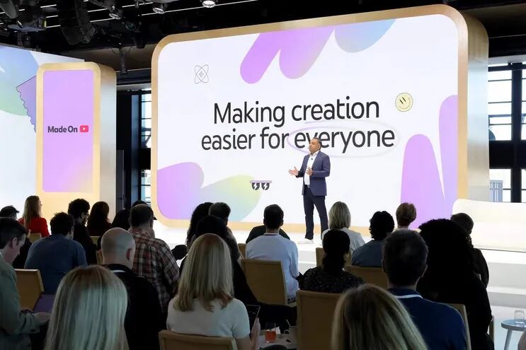 El director ejecutivo de YouTube, Neal Mohan, durante la presentación de las nuevas herramientas de la plataforma en Nueva York (EE. UU).