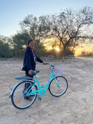 Las bicicletas son uno de los medios más utilizados en el Chaco Central, pero los ciclistas deberán adecuarse a las normas de seguridad. En la imagen una bicicleta donada a una comunidad nativa de parte de Project Bike Love. Archivo.