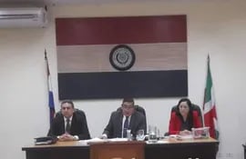 El Tribunal de Sentencia de Paraguarí, presidente: Gerardo Ruiz Díaz y miembros titulares los Magistrados Hugo Ignacio Ríos Alcaraz y Zusan Domenech.