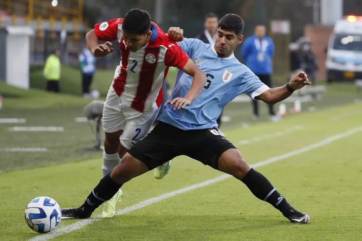 Mathías de Ritis (i) jugador de Uruguay disputa el balón con Alan Nuñez de Paraguay (EFE).