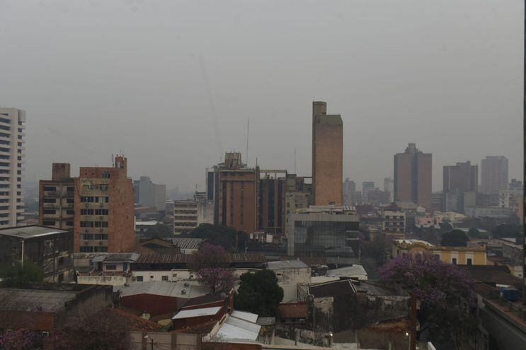 El humo y el intenso calor reinante crean un ambiente sumamente insalubre, como se aprecia en esta foto del centro de Asunción.