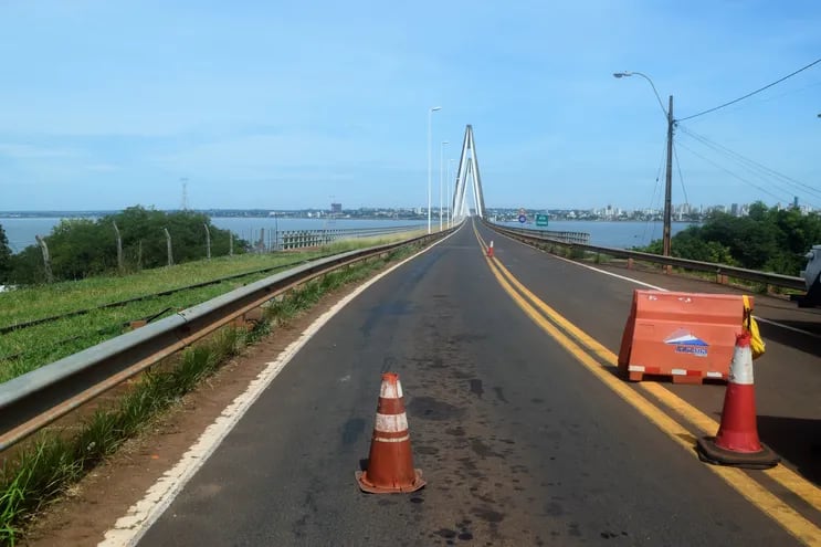 Puente internacional “San Roque González de Santa Cruz”, cerrado al tráfico fronterizo desde marzo 2020, pero habilitado para transporte de carga internacional y contenedores.