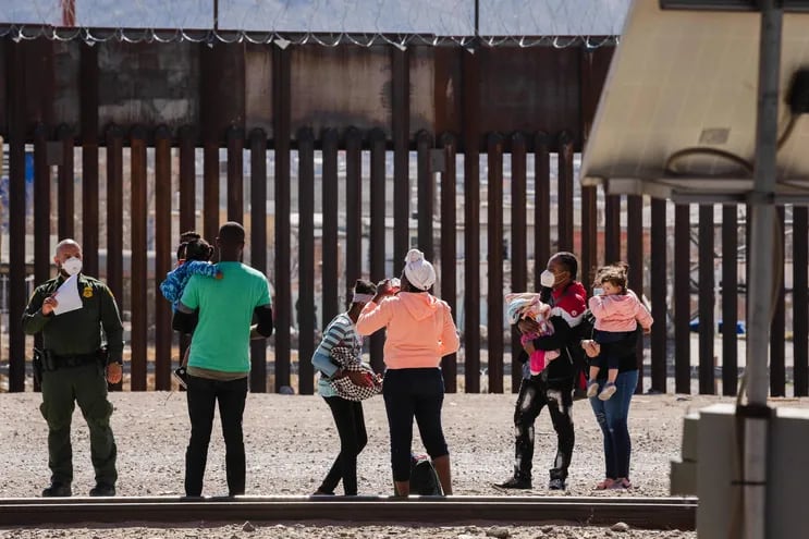 En esta foto de archivo, agentes de la Patrulla Fronteriza detuvieron a un grupo de migrantes cerca del centro de El Paso, Texas.