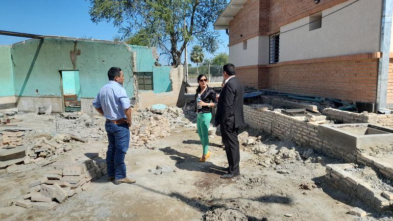 La fiscal en compañía del intendente y el asesor jurídico del municipio, durante la comprobación de demolición del hogar de ancianos.