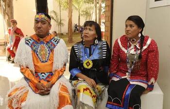 los-tres-nativos-de-ee-uu-en-el-pabellon-de-prensa-de-la-expo-2012--161013000000-434547.jpg
