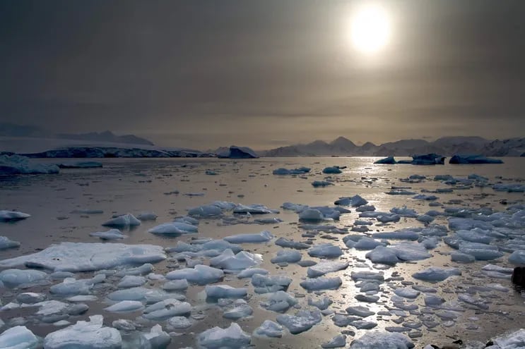 El deshielo de la Antártida Occidental, y la consiguiente subida del nivel del mar que acarreará, es ya "inevitable", pero un estudio indica que, manteniendo el calentamiento global por debajo de 1,5 grados, este proceso se produciría menos rápido y las comunidades costeras tendrían hasta 50 años para adaptarse. Un estudio del British Antarctic Survey (BAS) publicado este lunes en la revista Nature Climate Change subraya que el deshielo de la capa occidental de la Antartida y la consecuente subida de nivel del mar que provocaría a nivel global ya no es una cuestión de "si", sino de "con qué rapidez".(EFE)
