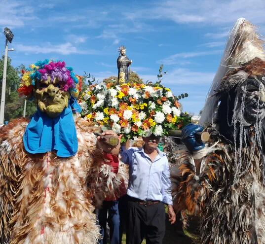 Los promeseros guaikurues llevan en andas la imagen de San Francisco Solano, protector de la compañía Minas, Emboscada. Esta mañana harán el ritual del Guaikuru Ñemonde en honor del patrono espiritual.