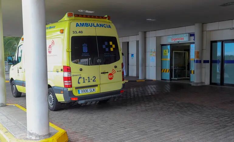 Una ambulancia en la puerta de Urgencias del Hospital Universitario Insular de Gran Canaria.