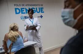 Una trabajadora de la salud revisa a una paciente sospechosa de dengue hoy, en el Centro de Atención de Dengue de la Policlínica Rodolpho Rocco, en el barrio Del Castilho, en Río de Janeiro (Brasil). Brasil, que enfrenta un fuerte aumento de los casos de dengue, tomó este martes nuevas medidas sanitarias en ciudades como Brasilia, Río de Janeiro o São Paulo, que se encuentran entre las regiones más afectadas por esta enfermedad que ha causado la muerte de 36 personas desde el comienzo del año. Desde el 1 de enero, Brasil ha registrado 345.235 casos de dengue con 36 fallecimientos confirmados, a los que se suman 234 muertes en investigación, según los datos oficiales. EFE/ André Coelho