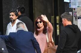 La vicepresidenta de Argentina, Cristina Fernández de Kirchner (c) saluda a sus simpatizantes mientras sale de su residencia custodiada por un dispositivo de seguridad, en Buenos Aires (Argentina).  (EFE)