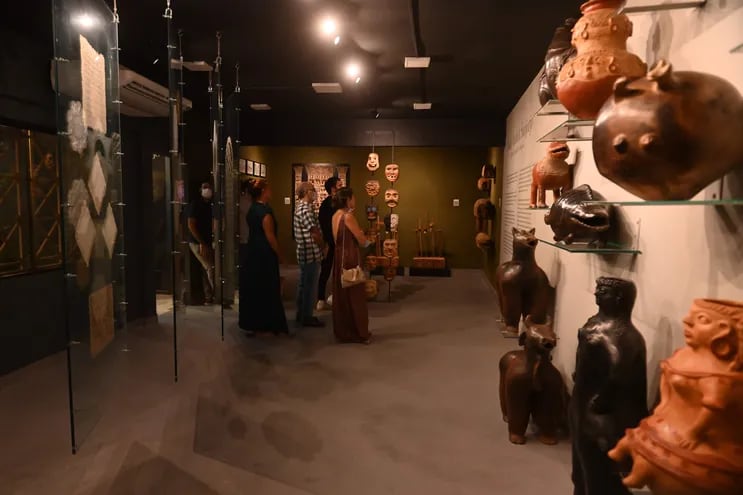 La sala Annick Sanjurjo fue inaugurada en un acto que contó con la presencia de mucho público que se mostró interesado en conocer las piezas de los  exponentes del arte popular de nuestro país.