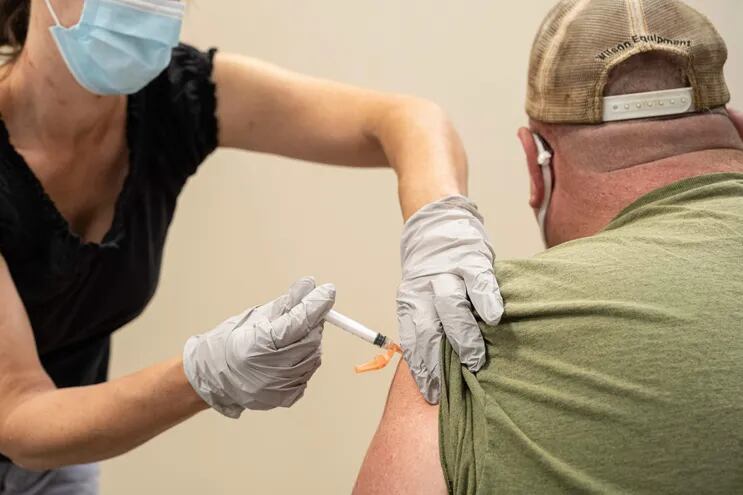 Un contratista civil recibe una vacuna contra el Covid en Fort Knox, Kentucky.