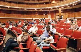 Vista del público en el Teatro Municipal -durante el concierto de la OCMA- donde el aforo máximo es de 75 personas.