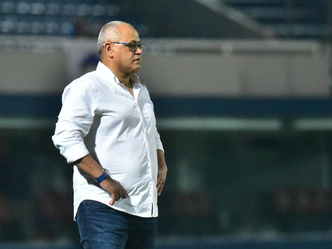 Francisco Arce, entrenador de Cerro Porteño, durante el partido contra Genera Caballero JLM en La Nueva Olla por la ronda 20 del torneo Apertura 2022 del fútbol paraguayo.