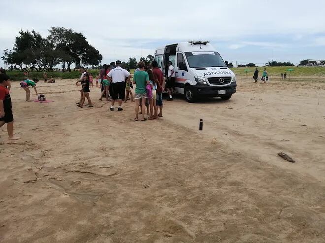Momento en que la ambulancia municipal de Pilar se acerca en la playa para trasladar hasta el Hospital Regional de Pilar a un bañista víctima de la mordedura de pirañas.