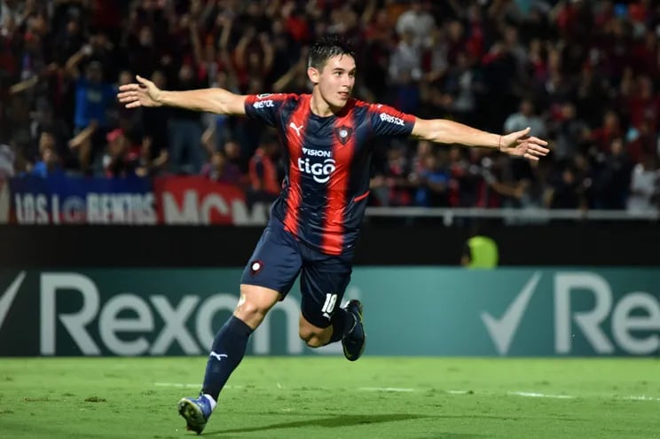 Paraguay's Cerro Porteño Fernando Romero celebrates after scoring against Argentina's Colon de Santa Fe during the Copa Libertadores group stage first leg football match, at the General Pablo Rojas stadium, known as La Olla, in Asuncion, on April 12, 2022. (Photo by NORBERTO DUARTE / AFP)