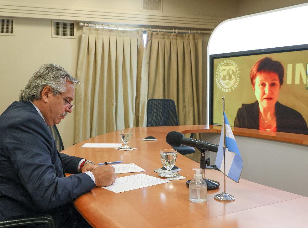 El presidente argentino, Alberto Fernández, conversa con la jefa del FMI, Kristalina Georgieva.