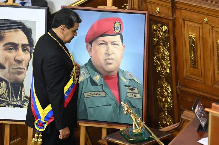 Fotografía de archivo: El presidente de Venezuela, Nicolás Maduro, frente a un cuadro del expresidente venezolano Hugo Chávez.