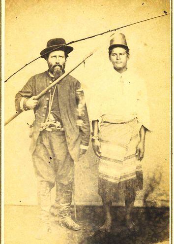 Oficial de caballería brasileño (a la izquierda) y soldado paraguayo prisionero (a la derecha), 
entre 1865 y 1868.
