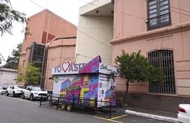 Los adictos  desvalijaron el food truck, instalado sobre la calle Alberdi, a un costado del Teatro.