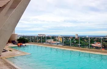 la-piscina-del-hotel-esta-ubicado-en-el-ultimo-piso-y-permite-tener-una-vista-privilegiada-de-la-ciudad--195620000000-1689521.jpg